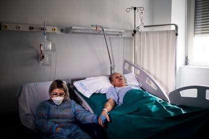 Nicoleta Bizega com seu marido, Pedro, em seu quarto no Hospital de Torrejón em 25 de novembro.
