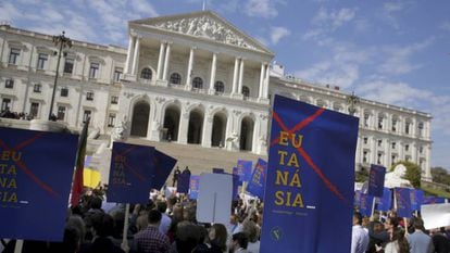 Manifestantes protestam na frente do Parlamento de Portugal contra a nova lei de eutanásia.