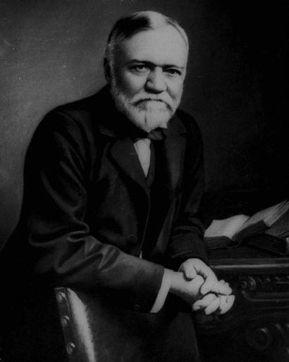 Um magnata do aço, o norte-americano Andrew Carnegie aparece como o sexto homem mais rico de todos os tempos. Sua empresa era em 1890 a maior e mais rentável do mundo. Em 1901, ele a vendeu a J.P. Morgan pelo equivalente a 1,68 bilhão de reais, que corresponderia a 2,1% do PIB dos EUA. Comparada com nossa época, sua fortuna chegaria a 1,3 trilhão de reais. Com o dinheiro ganho, Carnegie se dedicou à filantropia.