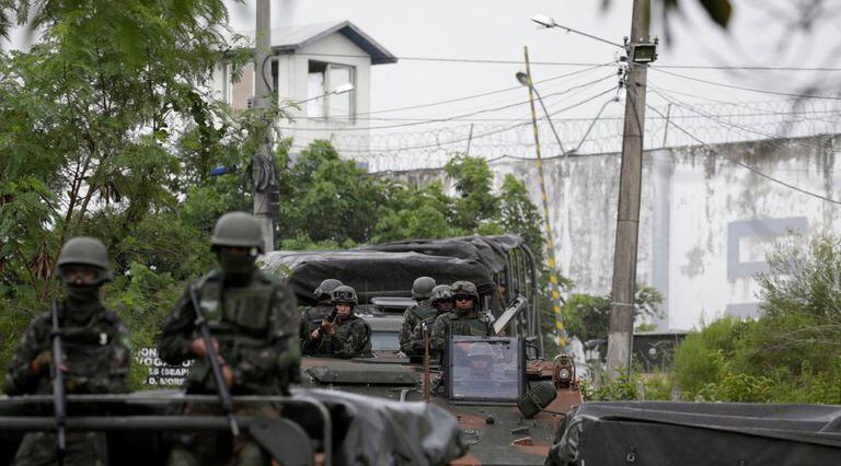 Soldados em penitenciária do Rio de Janeiro.
