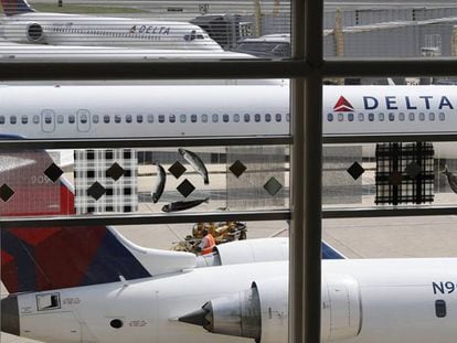 Aviões da linha aérea Delta no aeroporto de Washington.