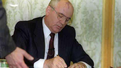 Gorbachov assina sua renúncia o 25 de dezembro de 1991.
