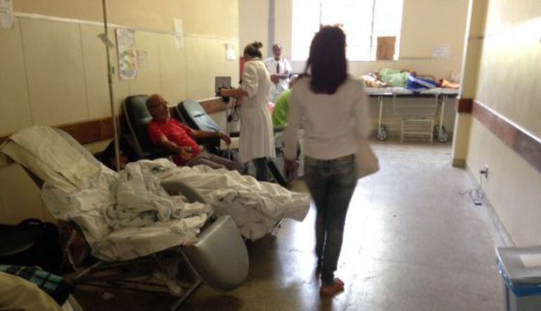 Pacientes dormem no corredor do hospital Julia Kubitschek.
