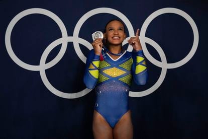 Rebeca Andrade com sua inédita e celebrada medalha de prata na Olimpíada de Tóquio.