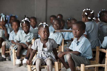 Poucas mães conseguem arcar com os custos para que seus ‘bebês de paz’ frequentem escolas como esta de Kolminy.