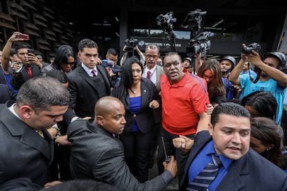 A procuradora-geral-adjunta Katherine Harrington tenta entrar na sede do Ministério Público em Caracas.