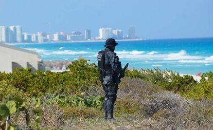 Um policial vigia os arredores da zona hoteleira de Cancun.