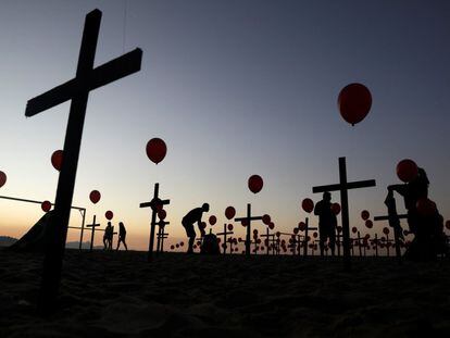 Instalação da ONG Rio de Paz na praia de Copacabana em memória aos mortos por coronavírus no Brasil, agosto de 2020.