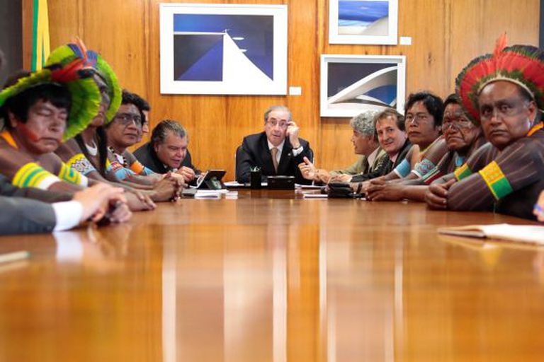 Cunha recebe no último dia 4 grupo de índios contrários à PEC 215.