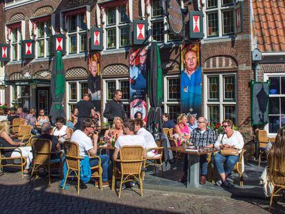 Concorridas mesas de bar ao ar livre na cidade do Volendam, em 5 de junho.