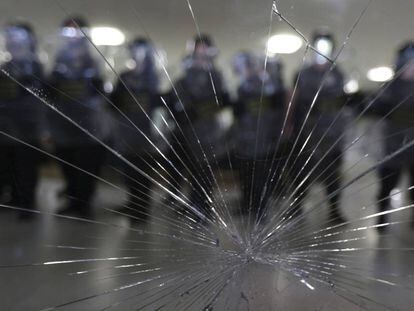 Manifestantes tentam invadir a Câmara em protesto contra a Reforma da Previdência