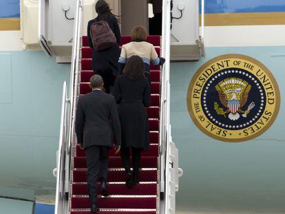 Barack Obama entra com sua esposa Michelle, a mãe da primeira-dama e sua filha Sasha no avião que o transportou a Havana.