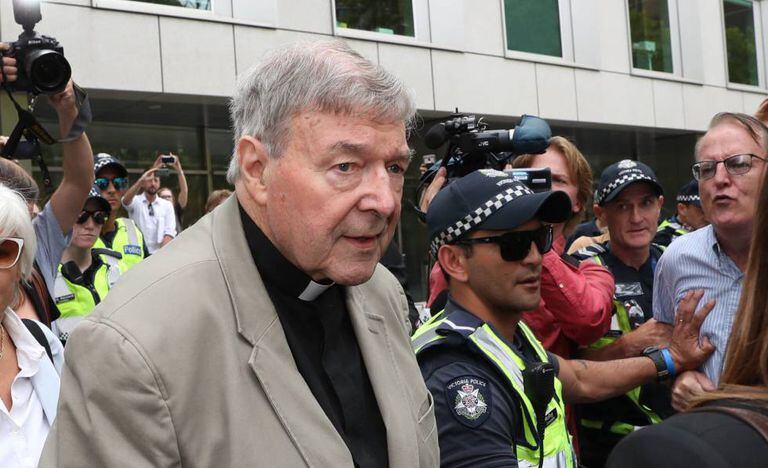 O cardeal George Pell chega ao tribunal de Melbourne nesta terça-feira. Em vídeo, a reação do presidente da conferência episcopal australiana.