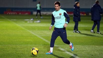 Messi treina após voltar da Argentina.