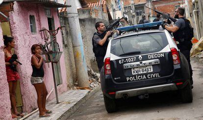 Policiais civis durante a operação na Cidade de Deus.
