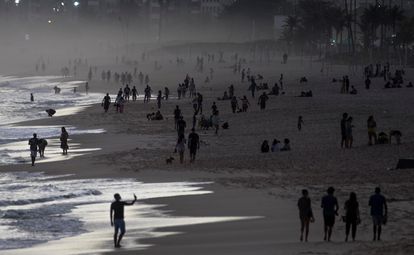 Centenas de pessoas na praia de Ipanema, no Rio de Janeiro, neste domingo.