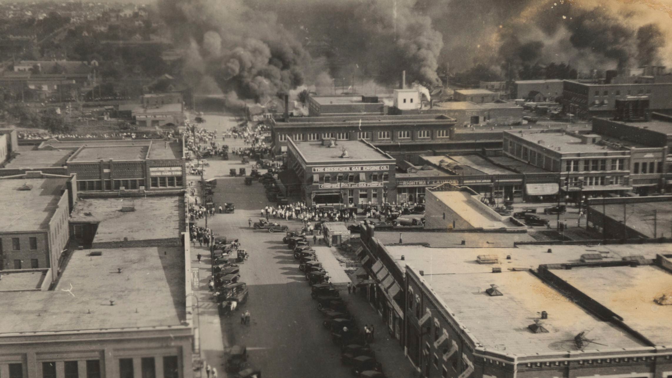Foto dos incêndios durante o massacre de 1º de junho de 1921, mantida no Departamento de Coleções Especiais da Biblioteca McFarlin da Universidade de Tulsa. 