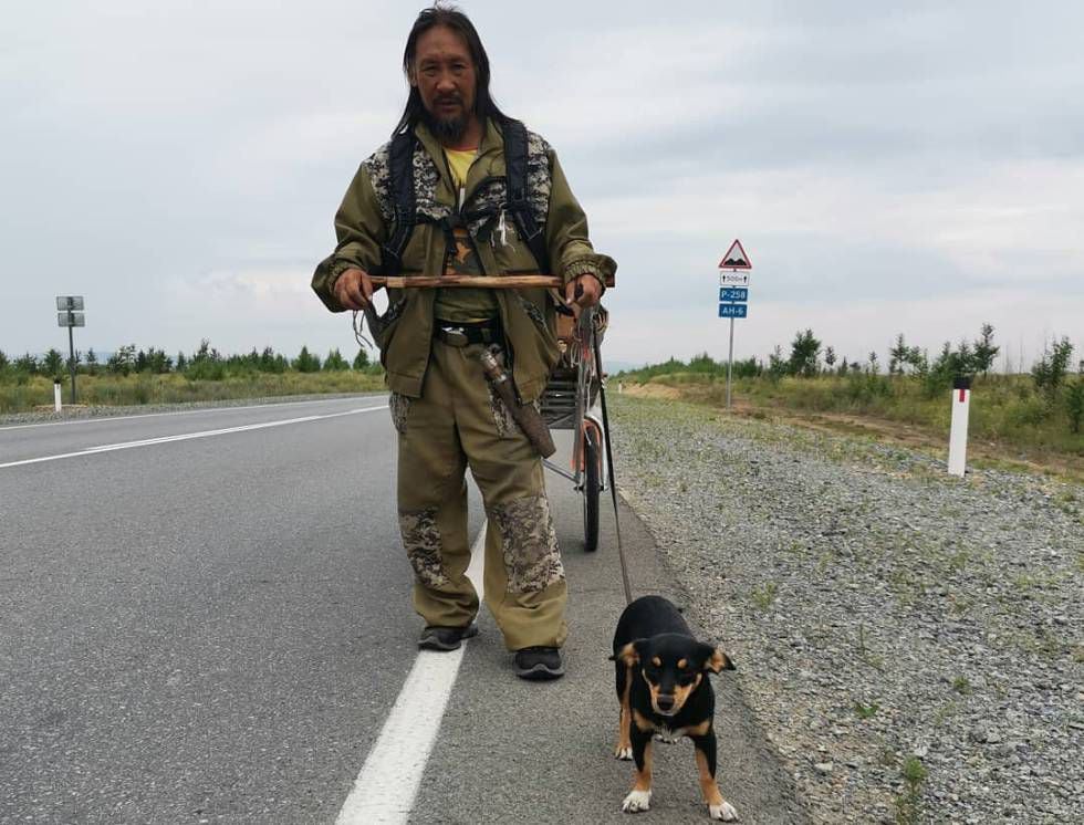 Gabishev caminha com seu cão por Moscou.
