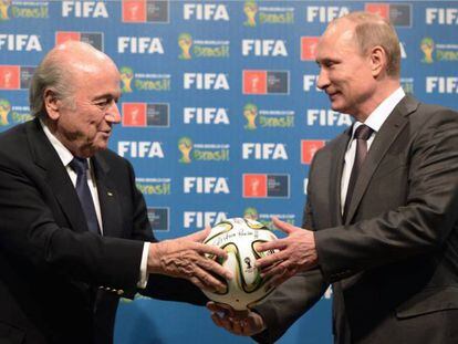 Blatter entrega-lhe uma bola a Putin depois da Copa do Mundo do Brasil 2014.