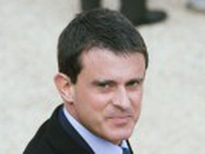 O presidente reage no calor da hora ao cataclismo das eleições municipais, nomeia Manuel Valls, de origem catalã, para o cargo de primeiro-ministro e promete reduzir os impostos dos trabalhadores