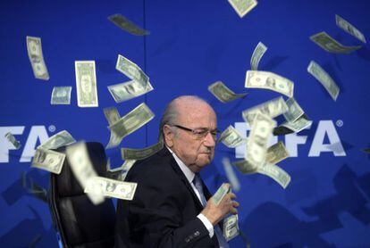 Um comediante britânico lançou em julho bilhetes sobre Sepp Blatte, presidente da FIFA para protestar pela corrução na entidade.