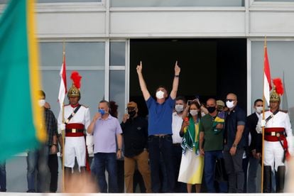 O presidente Jair Bolsonaro, em Brasília, em 17 de maio, durante um protesto pelo fim do isolamento social.