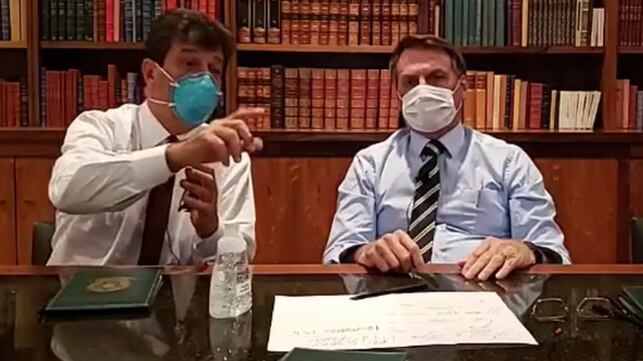 Bolsonaro faz transmissão no Facebook de máscara, após estar sendo monitorado por contato com infectado com coronavírus.
