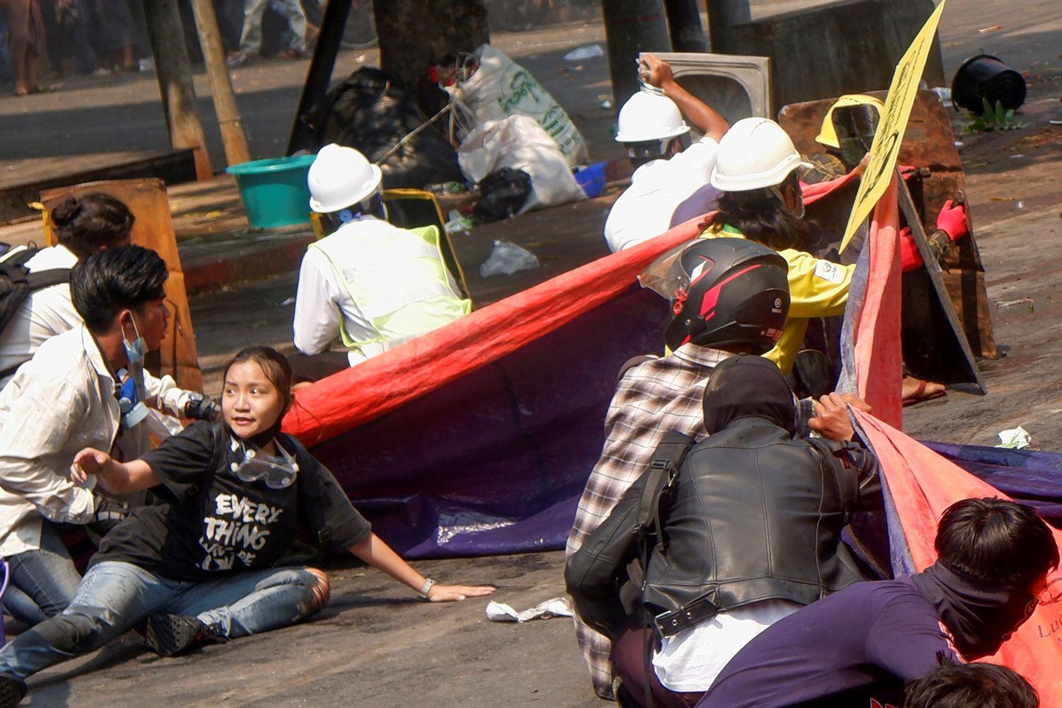 A jovem conhecida como 'Angel' (sentada, de camiseta preta) em meio aos manifestantes na quarta passada, 3 de março. Ela foi morta pelas forças policiais. 
