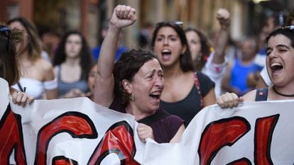 Mulheres protestam em Pamplona, nesta quinta-feira (2106) contra a liberdade provisória para a 