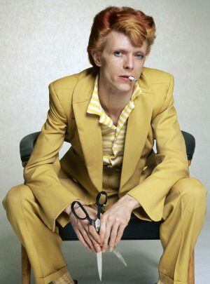 Excentricidade e David Bowie são a mesma coisa. Aqui, com tesouras cujo propósito talvez seja melhor não saber.