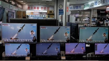 Televisores de uma loja na Coreia do Sul mostram o lançamento de mísseis da Coreia do Norte, nesta quarta-feira.