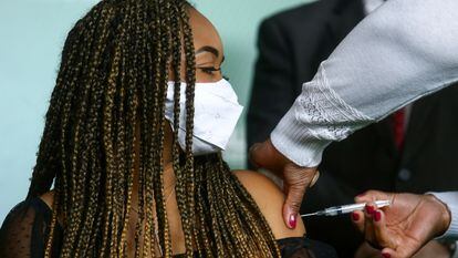 A estudante Gabrielly Esperança dos Santos, de 18 anos, recebe a primeira dose da vacina contra a covid-19 em São Paulo, nesta segunda-feira.