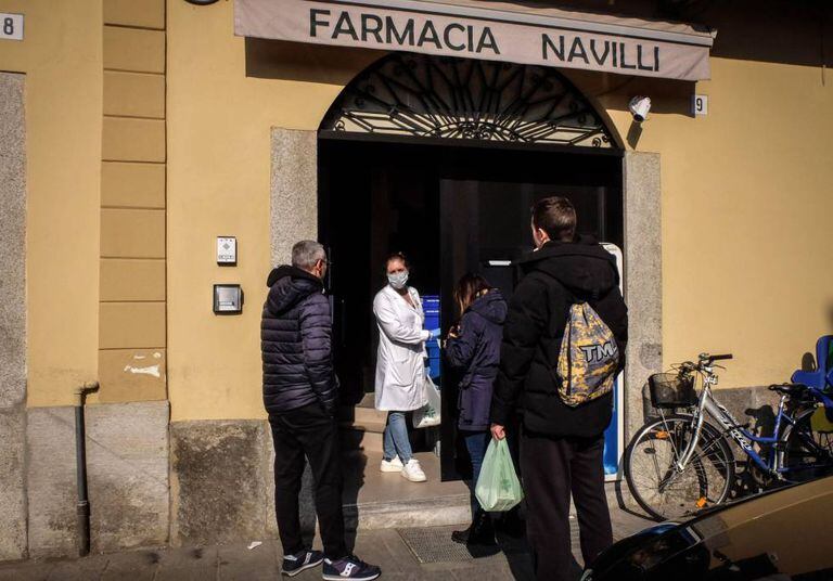 Varios vecinos acuden a la farmacia de Codogno, Italia. 