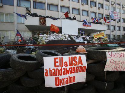 Barricada em frente à Prefeitura de Mariupol.