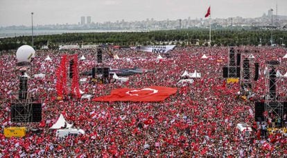Comício de encerramento de campanha do oposicionista Muharrem Ince, no sábado em Istambul