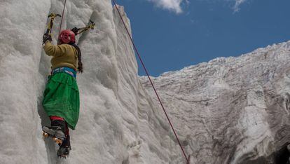 Dora Magueño Machaca treinando uma das facetas mais difíceis do alpinismo: a escalada no gelo