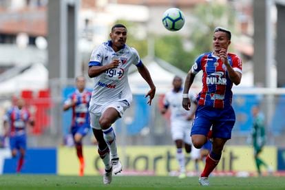 Jogadores de Fortaleza e Bahia em confronto pelo campeonato brasileiro