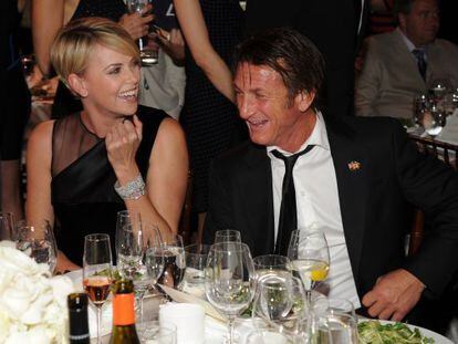 Charlize Theron e Sean Penn na gala beneficente do ator pelo Haiti, sábado.