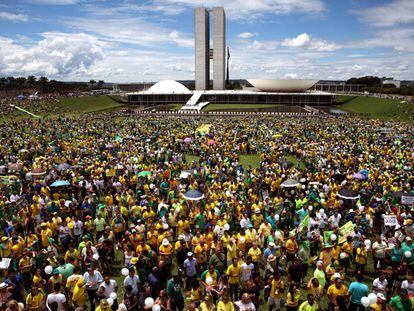 Cerca de 100.000 pessoas se manifestam diante do Congresso Nacional, em Brasília, para manifestar seu apoio ao julgamento político que a oposição promove contra a presidenta Dilma Rousseff.