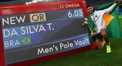 Thiago posa ao lado do novo recorde olímpico.