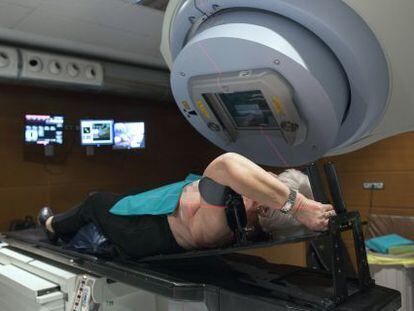 Paciente submetida a radioterapia no Instituto Valenciano de Oncologia.