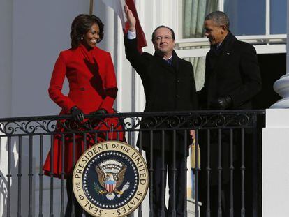 Francois Hollande entre Michelle e Barack Obama, na Casa Branca.