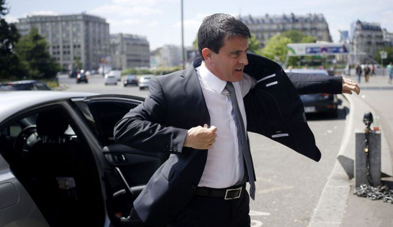 O primeiro-ministro francês visita uma feira de PMEs em junho, em Paris.