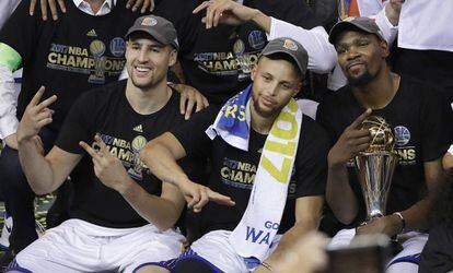 Thompson, Curry e Durant, com o troféu de melhor contribuição ao jogo.