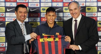 Bartomeu, Neymar e Zubizarreta na apresentação do jogador.