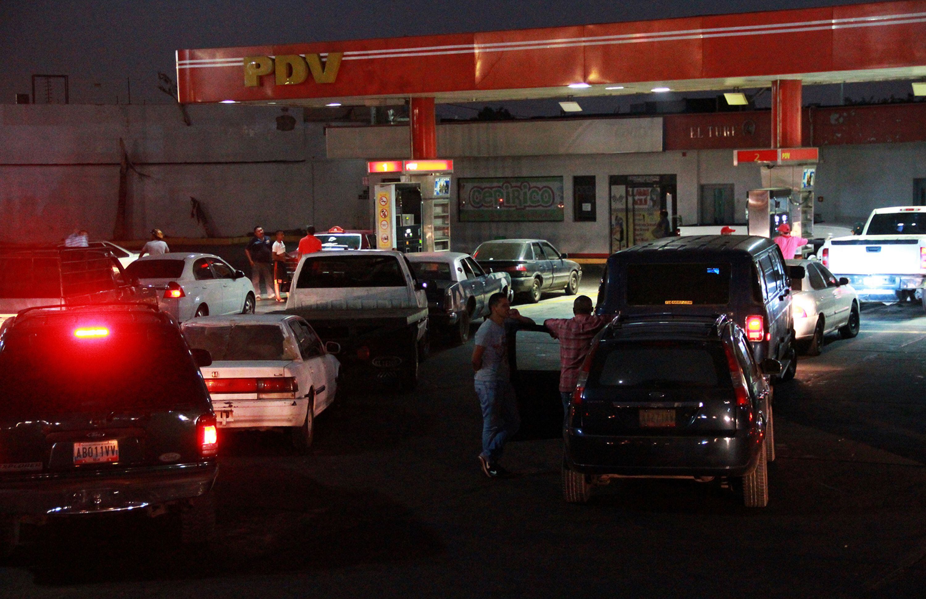 Venezulanos sem gasolina pelo colapso da indústria petroleira em dezembro de 2019 na cidade de Maracaibo, Venezuela. 