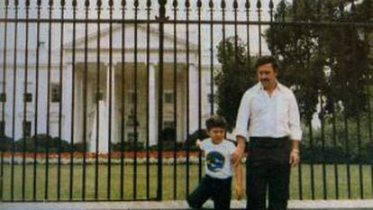 Juan com o pai em frente à Casa branca.
