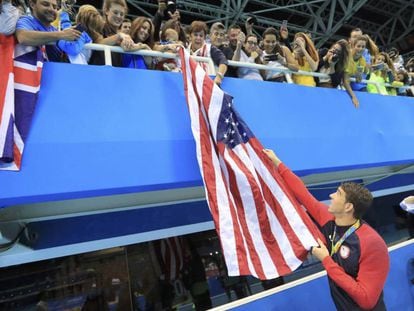 Phelps, a bandeira dos EUA e seu beb&ecirc;, Boomer.