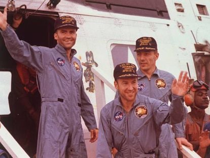Sua origem está numa viagem especial, mas transcendeu de tal modo essa circunstância que passamos a usá-la, por exemplo, quando o computador trava ou se precisamos de um posto de gasolina e não encontramos. Popularizou-se em 1995, depois de ser dita por Tom Hanks no filme ‘Apollo 13’. Tratava-se de uma recriação bastante fidedigna, já que os astronautas autênticos disseram algo parecido a bordo dessa nave em 1970. “Uh, Houston, tivemos um problema aqui”, informou Jack Swigert ao centro de controle depois de observar uma luz de emergência seguida de uma explosão. Apesar de não ter concluído sua missão por problemas técnicos, a ‘Apollo 13’ voltou à Terra depois de um périplo de seis dias, com seus três ocupantes sãos e salvos. Na foto, os astronautas Fred Haise, Jim Lovell e Jack Swigert após desembarcarem da missão lunar da ‘Apollo 13’, em 1970.