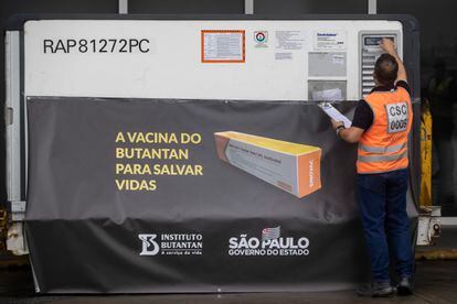 Container vindo da China com vacinas experimentais Coronavac no aeroporto de Guarulhos, no dia 19 de novembro.